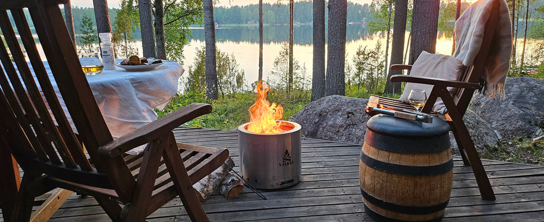 Metallinen valkea tulisija mökkiterassilla